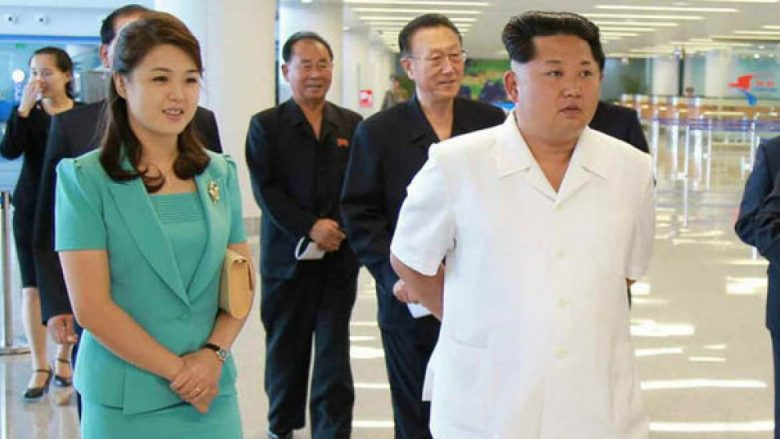 Misteri i Zonjës së Parë të Koresë së Veriut – si duket dhe me çfarë merret gruaja e Kim Jong-un (Foto/Video)