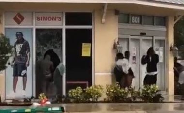 Ndodh edhe kjo: Shfrytëzuan uraganin për të vjedhur këpucët në një dyqan (Video)