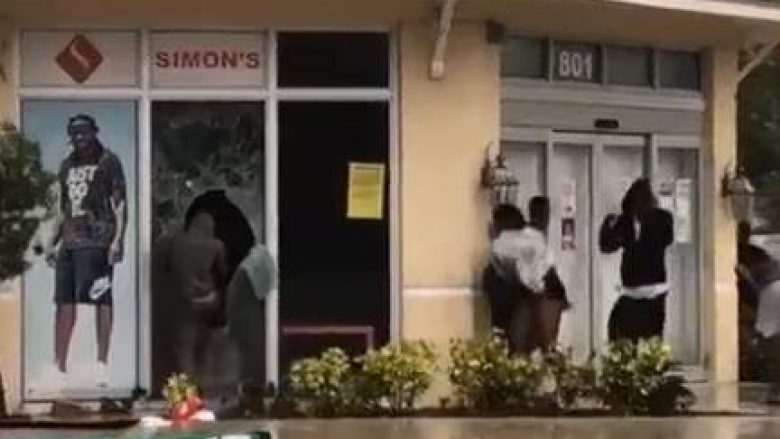 Ndodh edhe kjo: Shfrytëzuan uraganin për të vjedhur këpucët në një dyqan (Video)