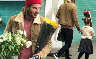 Një baba i përkushtuar si David Beckham! Shkrin zemrat teksa blen lule për vajzën e tij të vogël Harper (Foto)