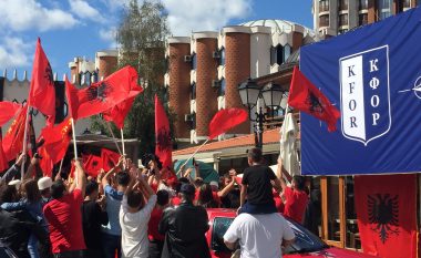 Novi Pazari shndërrohet në shesh xhirimi, mbushet me flamujt kuqezi dhe të UÇK-së (Foto)