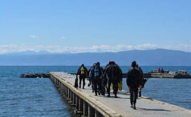 Zhytës vullnetarë pastrojnë ujërat e Liqenit të Ohrit