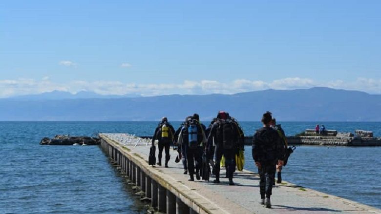 Zhytës vullnetarë pastrojnë ujërat e Liqenit të Ohrit