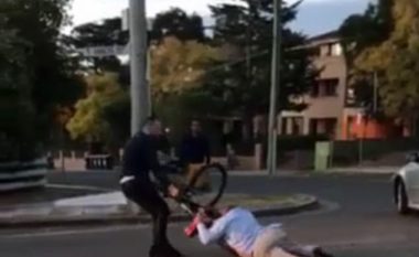 Çiklisti përplaset për veturën e tij, nxjerrë përjashta shoferin dhe e tërheq zvarrë në asfalt (Video)