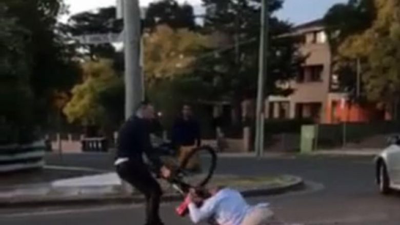 Çiklisti përplaset për veturën e tij, nxjerrë përjashta shoferin dhe e tërheq zvarrë në asfalt (Video)