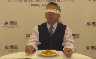 Ambasadori amerikan symbyllur provon gatimet shqiptare (Video)