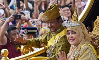 Sulltani i Bruneit feston 50 vjetorin e ardhjes në pushtet si njeriu më i pasur në botë: Ai po shëtitet me karrocën e larë në flori, kurse festa po zhvillohet në pallatin me 1800 dhoma (Video)