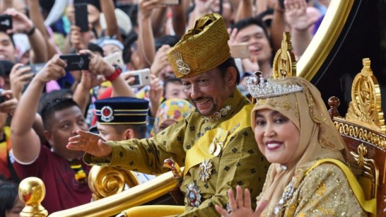 Sulltani i Bruneit feston 50 vjetorin e ardhjes në pushtet si njeriu më i pasur në botë: Ai po shëtitet me karrocën e larë në flori, kurse festa po zhvillohet në pallatin me 1800 dhoma (Video)