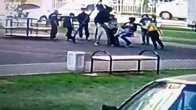 Ia kishin ngacmuar dhe rrahur të birin, babai i nervozuar i bënë për spital adoleshentët (Video, +18)