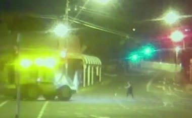 Shtypet nga ekskavatori derisa kalonte rrugën në vija të bardha, shoferi ikë nga vendi i ngjarjes – kamerat e sigurisë filmojnë momentin rrëqethës (Video)