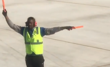 Punonjësi i aeroportit udhëzon aeroplanët duke vallëzuar (Video)