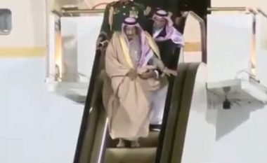 Momenti kur mbretit saudit Salman i prishen shkallët elektrike të lara në flori, derisa zbret nga aeroplani (Video)