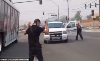 Eksperiment social: Edhe pse mbanin të njëjtë pushkë automatike, policia reagoi butë me burrin e bardhë – kurse me atë me ngjyrë shumë më ashpër (Video)