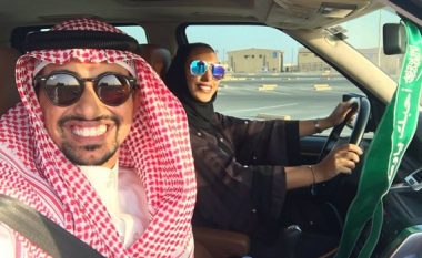 Publikoi në Twitter selfie me gruan e tij para timonit, sauditët e kritikojnë ashpër (Foto)