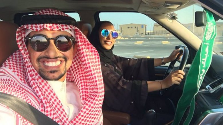 Publikoi në Twitter selfie me gruan e tij para timonit, sauditët e kritikojnë ashpër (Foto)