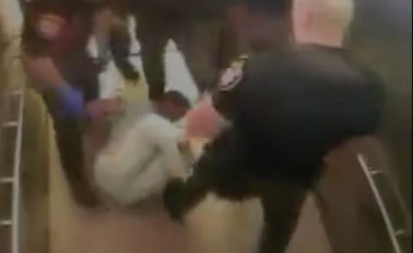Gardianët tërheqin zvarrë të burgosurin, suspendohen dy prej tyre – pamjet rrëqethëse filmohen nga kamerat e sigurisë (Video)