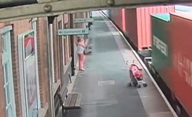 Treni me shumë vagonë përplas dhe shkatërron plotësisht karrocën për fëmijë – fatmirësisht ishte e thatë (Video)
