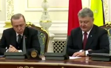 Presidentin turk e zë “gjumi” gjatë konferencës së përbashkët me homologun ukrainas (Video)