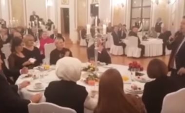 Daçiq i këndon Erdoganit këngën “Osman Aga”, presidenti serb nuk mund të ndalet duke qeshur (Video)