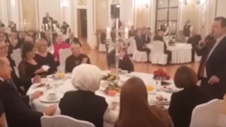 Daçiq i këndon Erdoganit këngën “Osman Aga”, presidenti serb nuk mund të ndalet duke qeshur (Video)
