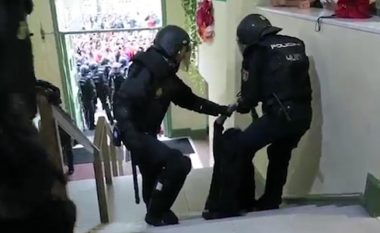 Rrëfimi i shokues i gruas ndaj të cilës ushtruan dhunë policia spanjolle: Me thyen gishtat një nga një, dhe me prekën gjoksin (Foto/Video, +16)