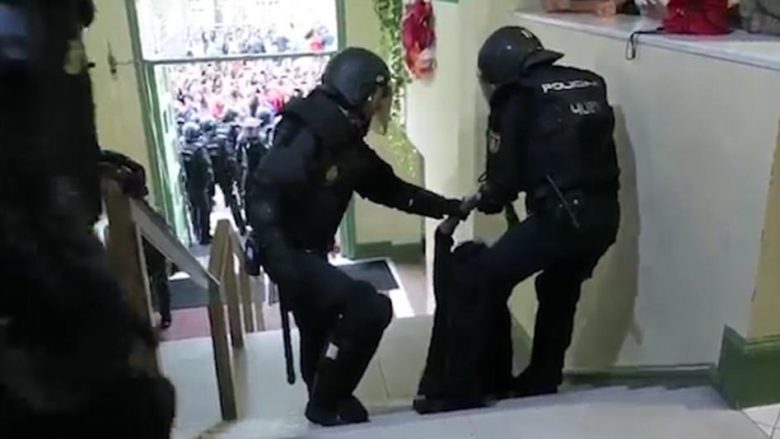 Rrëfimi i shokues i gruas ndaj të cilës ushtruan dhunë policia spanjolle: Me thyen gishtat një nga një, dhe me prekën gjoksin (Foto/Video, +16)