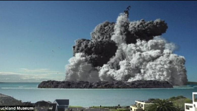 Pamje që tregojnë se çfarë do të ndodhte në rast të shpërthimit të një vullkani nënujor (Video)