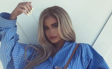 Kylie Jenner sjell një trend të ri të këmishëve në postimin e saj të fundit në Instagram (Foto)