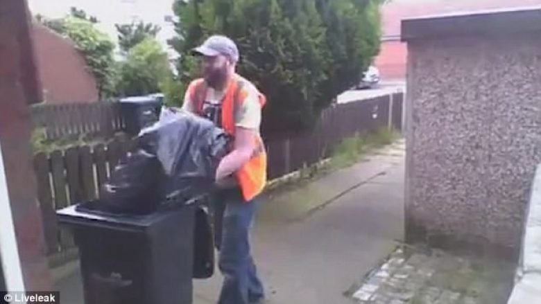 U munduan të tallen me kolegun, mbulohet me thes të zi dhe futet në kontejnerin e mbeturinave për ta frikësuar – e pëson keq (Video)