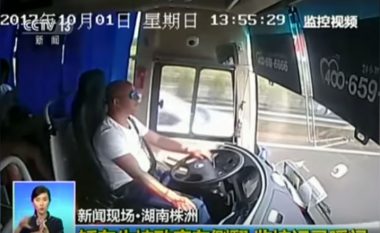 Autobusi përplaset me një veturë, pasagjerët brenda tij fluturojnë nëpër karrige (Video, +16)