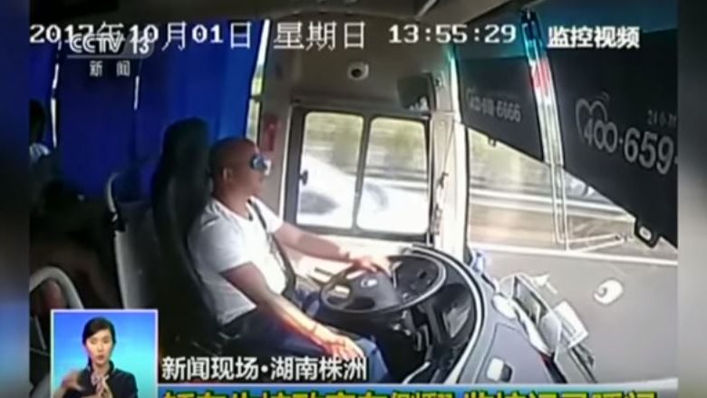 Autobusi përplaset me një veturë, pasagjerët brenda tij fluturojnë nëpër karrige (Video, +16)