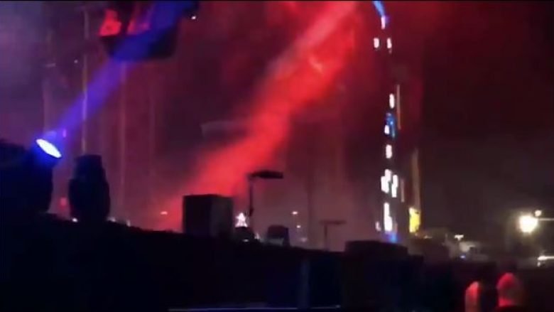 Pas të shtënave me armë në Las Vegas, këngëtari ndal këndimin dhe zbret me shpejtësi nga skena (Video)
