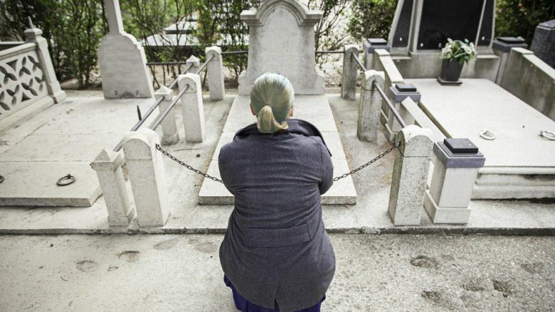 E moshuara merr pjesë në varrimin e të panjohurve, të gjithë mbetën të shokuar kur e kuptuan se ajo shkon për të ngrënë ushqim falas (Foto)