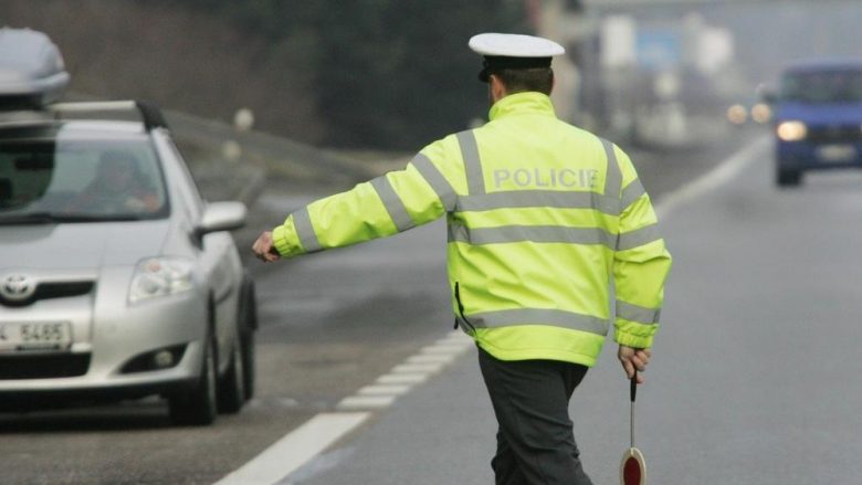 Përgjigjet më të çuditshme të shoferëve që kapen nga policia duke tejkaluar shpejtësinë e lejuar gjatë vozitjes – njëra prej tyre ka fituar (Foto) 