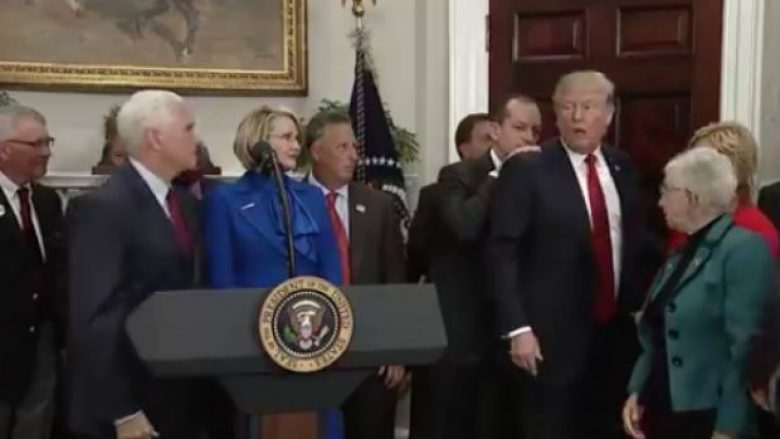 Momenti kur Trump harron të nënshkruaj vendimin e ri për shëndetësi, edhe pse kishte ftuar kabinetin dhe mediat për ta ndjekur këtë moment (Video)