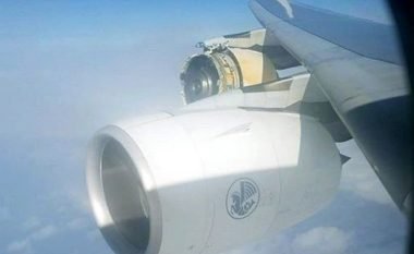 Pamje rrëqethëse: Motori i aeroplanit që fluturonte mbi Atlantik me 520 pasagjerë ndahet në copëza (Video)