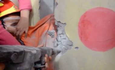 Gjashtëvjeçarja ngec mes dy mureve, zjarrfikësit detyrohen të ndërhyjnë për ta shpëtuar (Video)