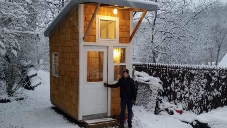 Djaloshi 13-vjeçar ndërtoi shtëpizën e vogël për më pak se 1.300 euro, brenda saj i ka të gjitha (Foto/Video)