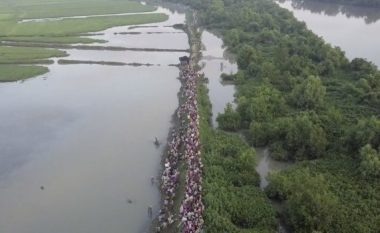 Pamjet e filmuara me dron, tregojnë mijëra myslimanë Rohingya duke ikur nga Mianmari në Bangladesh (Video)