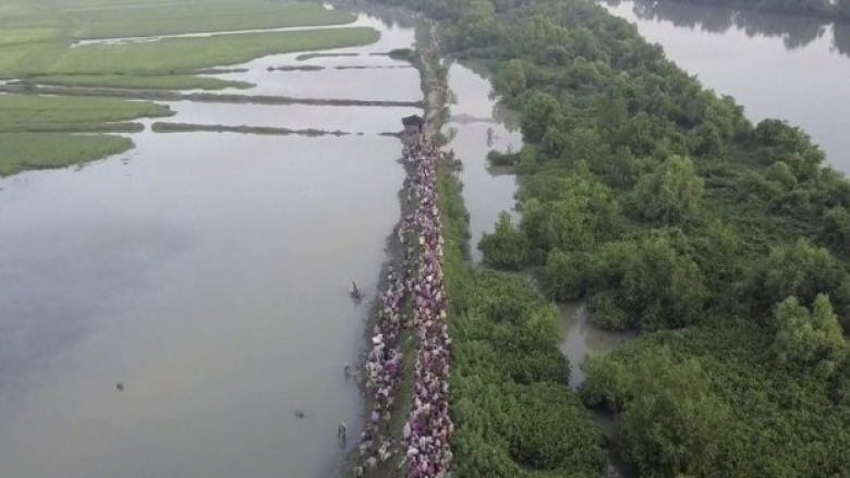 Pamjet e filmuara me dron, tregojnë mijëra myslimanë Rohingya duke ikur nga Mianmari në Bangladesh (Video)