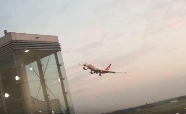 Pamje rrëqethëse, aeroplani për pak sa nuk përplaset në ndërtesën e aeroportit (Video)