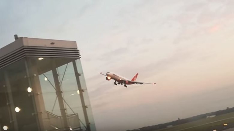 Pamje rrëqethëse, aeroplani për pak sa nuk përplaset në ndërtesën e aeroportit (Video)