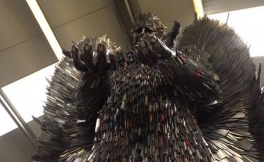Me 100 mijë thikat që janë përdorur për të vrarë njerëz, arriti të krijoj skulpturën e “Engjëllit të vdekjes” (Foto/Video)