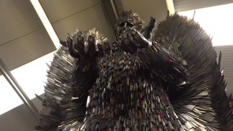 Me 100 mijë thikat që janë përdorur për të vrarë njerëz, arriti të krijoj skulpturën e “Engjëllit të vdekjes” (Foto/Video)