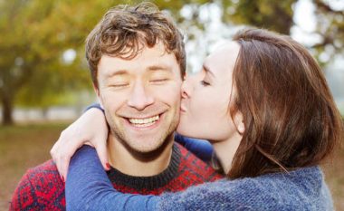 Puthjet dhe përqafimet – lumturia e vërtetë e çdo njeriu
