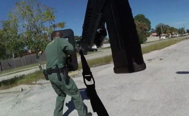 I dyshuari për vrasje shtie me pushkë automatike në drejtim të policëve, ata i kundërpërgjigjen duke e “neutralizuar” (Video)