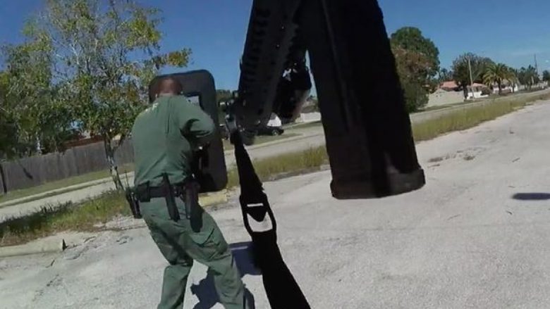 I dyshuari për vrasje shtie me pushkë automatike në drejtim të policëve, ata i kundërpërgjigjen duke e “neutralizuar” (Video)
