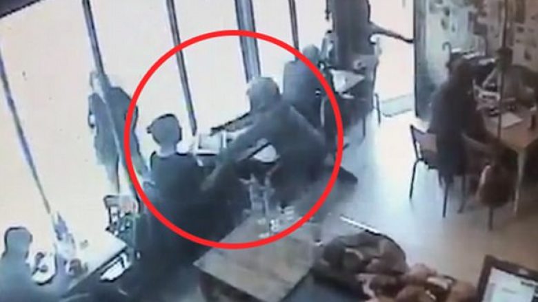 Futet në kafiterinë e shqiptares në Londër dhe ia vjedh nga dora laptopin një gruaje, hajni filmohet nga kamerat e sigurisë (Video)