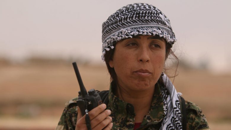 Gruaja që i ka dhënë goditjen e fundit “Shtetit Islamik”, ajo është makthi i militantëve (Foto/Video)