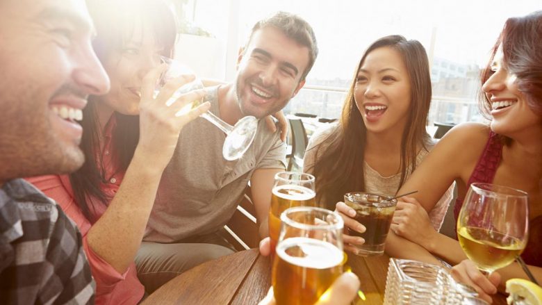 Alkooli ju ndihmon të flisni më mirë gjuhë të tjera